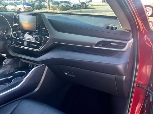 Used 2020 Toyota Highlander XLE image 19