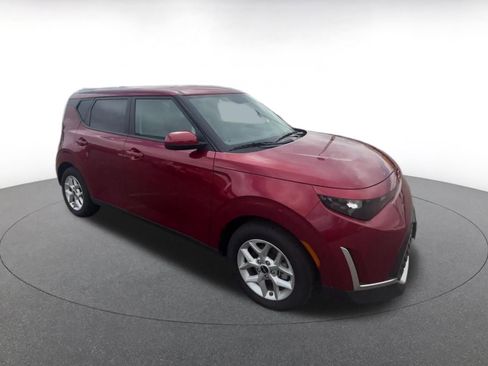 Used 2025 Kia Soul LX w/ LX Technology Package FWD image 2