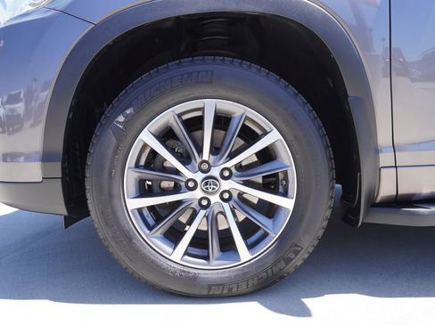 Used 2018 Toyota Highlander XLE FWD image 24