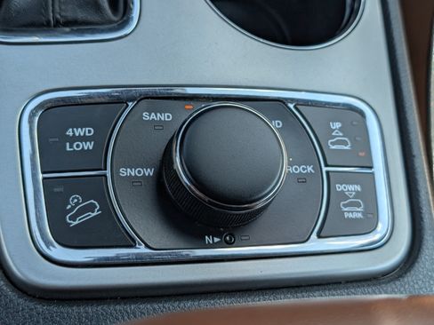 Used 2020 Jeep Grand Cherokee Overland AWD/4WD image 27