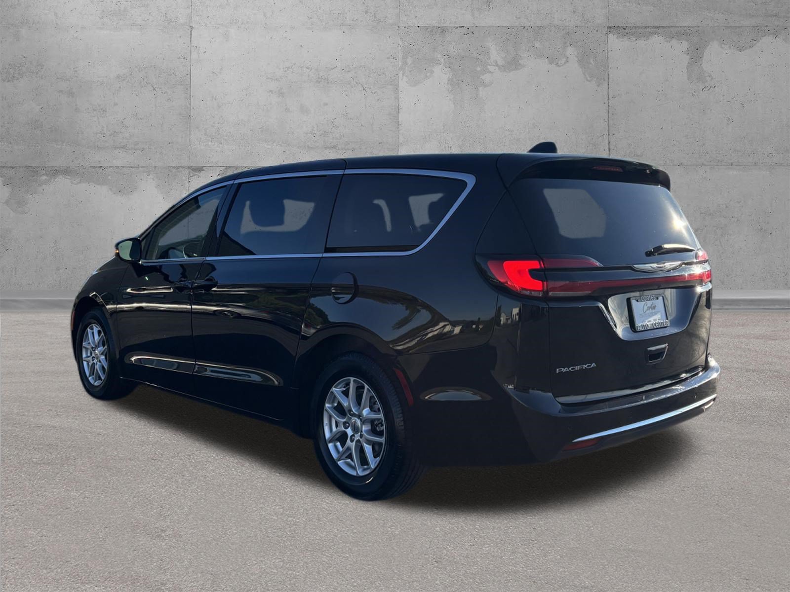 Used 2024 Chrysler Pacifica Touring-L FWD image 7