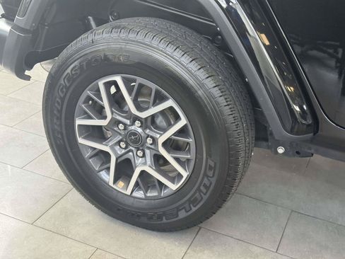 Used 2025 Jeep Wrangler Unlimited Sahara AWD/4WD image 8