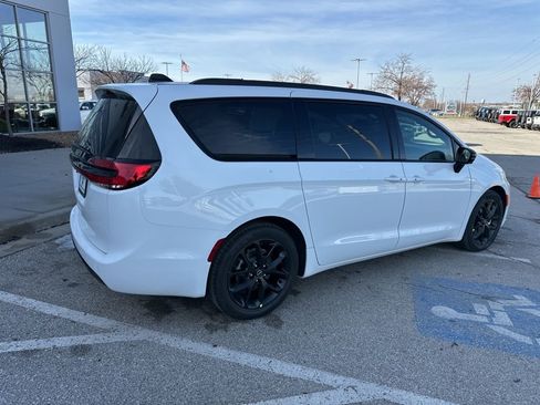 New 2026 Chrysler Pacifica Select image 33