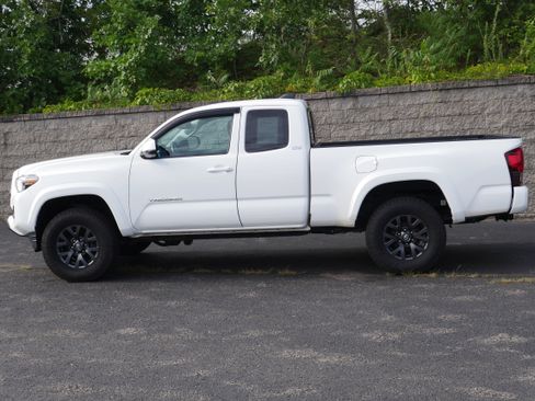Used 2022 Toyota Tacoma SR5 AWD/4WD image 3