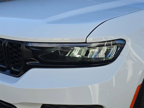 New 2025 Jeep Grand Cherokee Laredo image 32