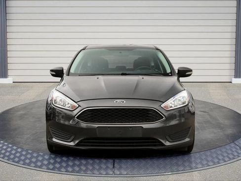 Used 2018 Ford Focus SE w/ Cold Weather Package FWD image 2