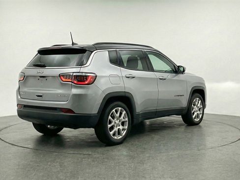 Used 2025 Jeep Compass Limited image 9