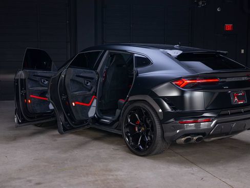 Used 2024 Lamborghini Urus Performante AWD/4WD image 25