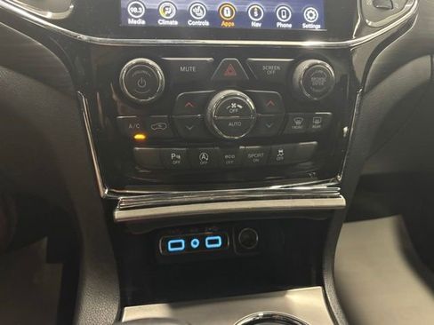 Used 2022 Jeep Grand Cherokee Laredo X AWD/4WD image 33