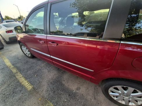 Used 2016 Chrysler Town & Country Touring FWD image 6