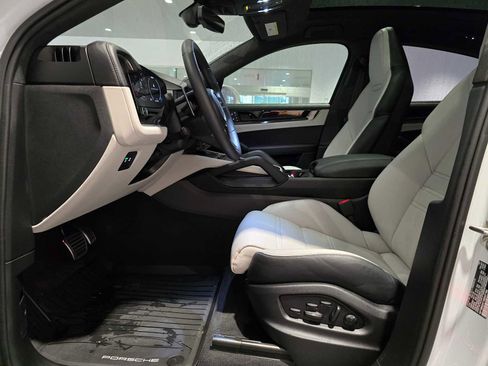 Used 2025 Porsche Cayenne Turbo image 44