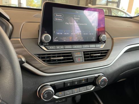Used 2025 Nissan Altima 2.5 SV FWD image 17