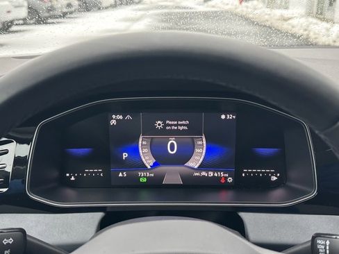 Certified 2025 Volkswagen Jetta SE image 40