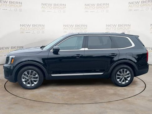 Used 2023 Kia Telluride LX FWD image 2