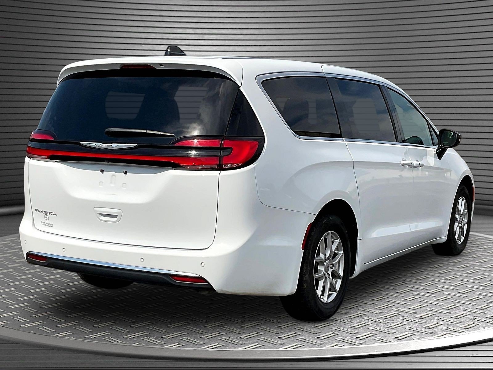Used 2025 Chrysler Pacifica Select FWD image 7