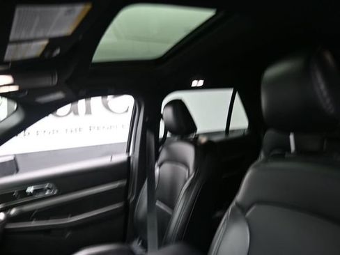Used 2019 Ford Explorer XLT w/ Equipment Group 202A AWD/4WD image 17