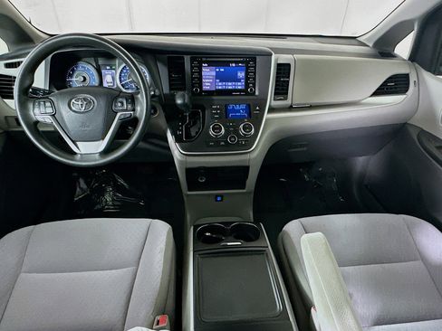 Used 2020 Toyota Sienna LE w/ LE Preferred Package FWD image 27