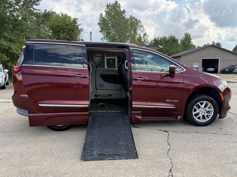 Used 2020 Chrysler Pacifica Touring-L FWD image 28