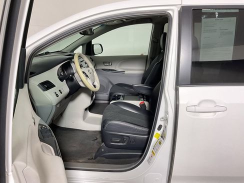 Used 2012 Toyota Sienna SE image 14