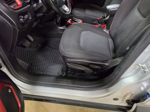 Used 2016 Jeep Renegade Trailhawk AWD/4WD image 22
