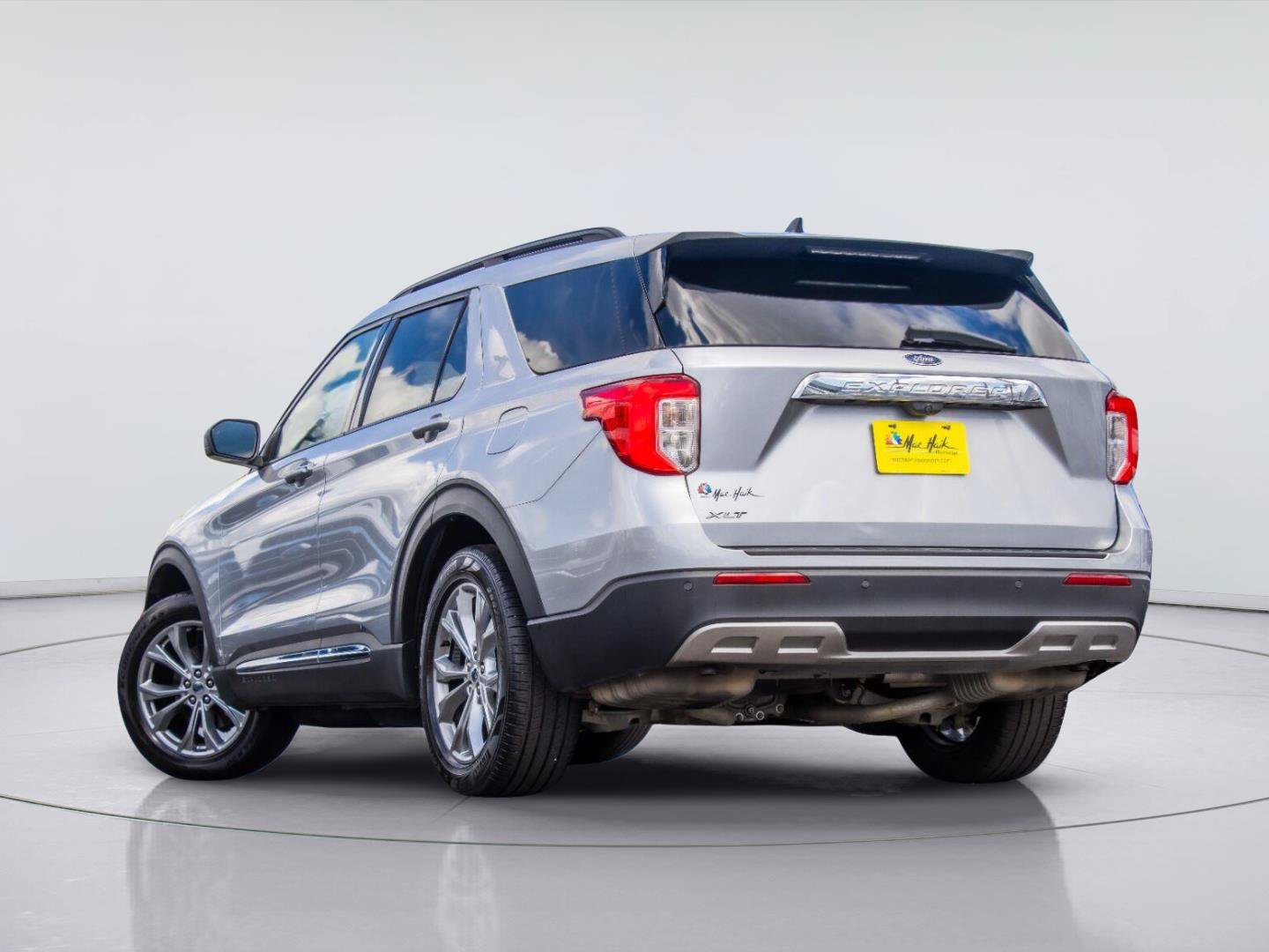 Certified 2021 Ford Explorer XLT w/ Equipment Group 202A RWD image 3
