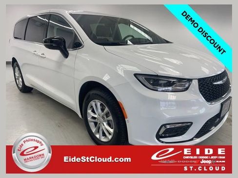 New 2026 Chrysler Pacifica Select AWD/4WD image 1