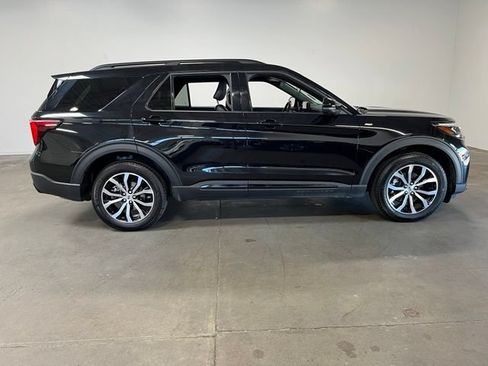 Used 2025 Ford Explorer ST-Line AWD/4WD image 2