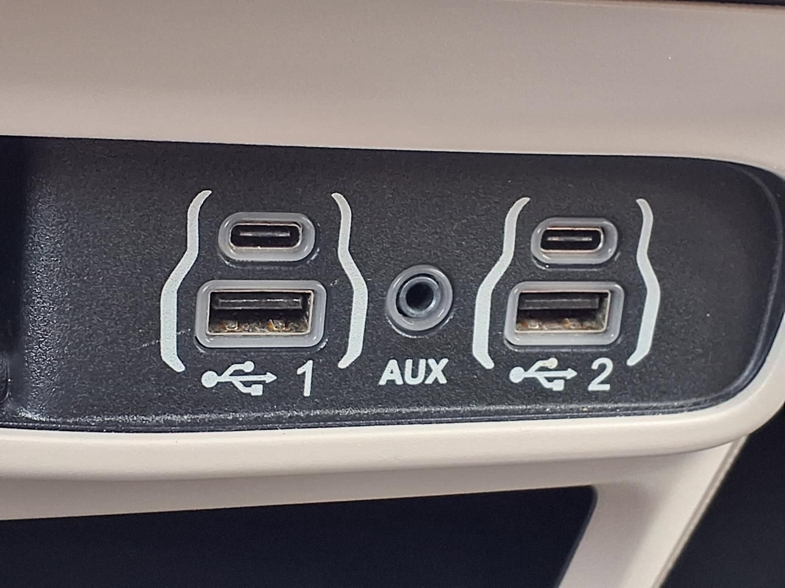 Used 2023 Chrysler Voyager LX FWD image 10