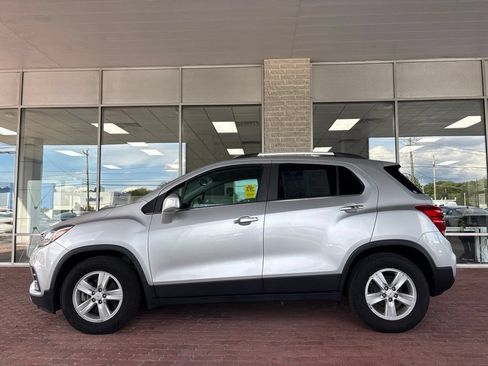 Used 2020 Chevrolet Trax LT w/ LT Convenience Package FWD image 11