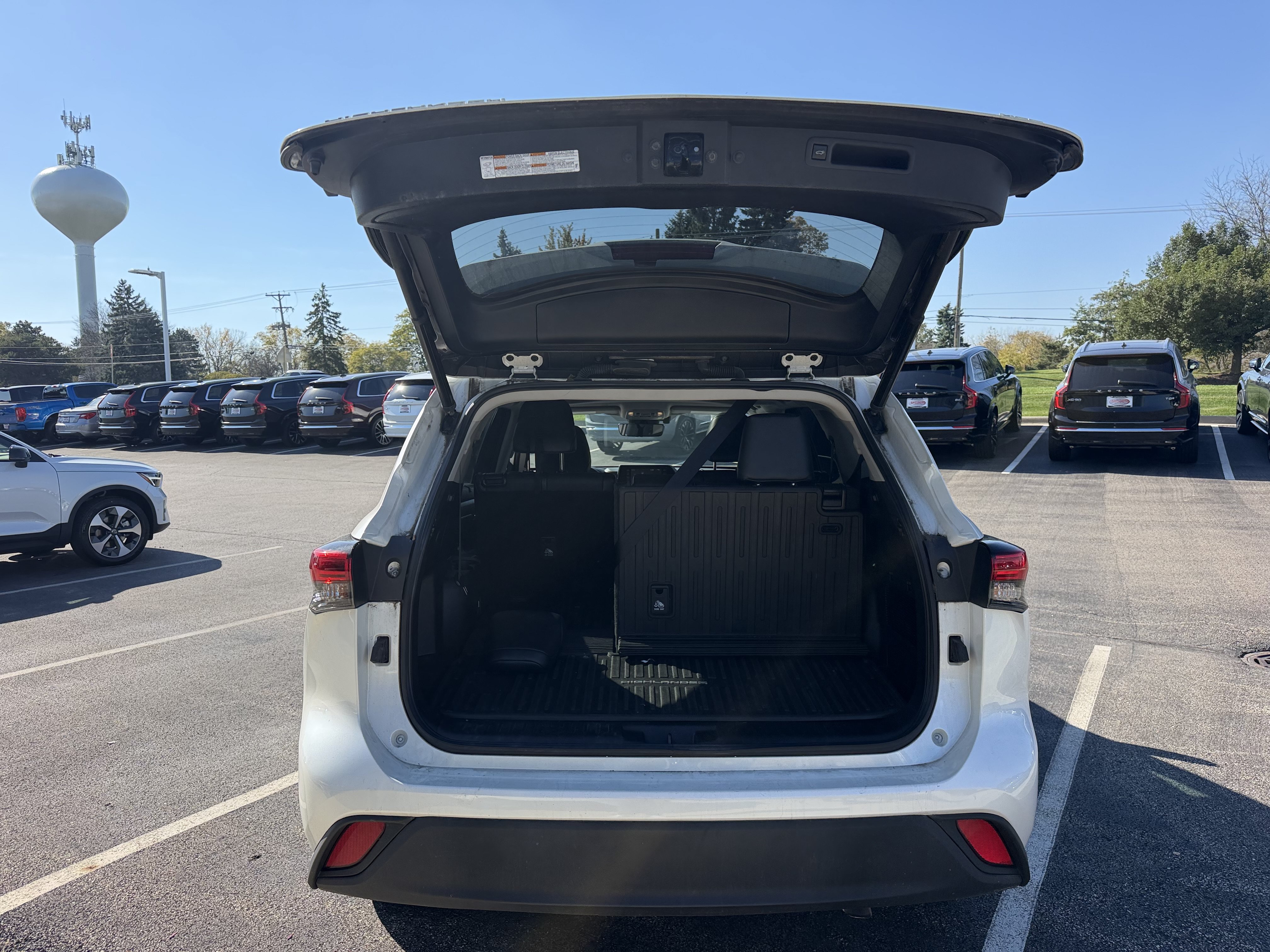 Used 2021 Toyota Highlander XLE AWD/4WD image 12