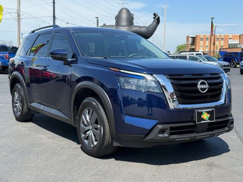 Used 2025 Nissan Pathfinder SV FWD image 2