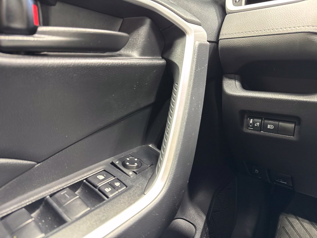 Used 2025 Toyota RAV4 LE AWD/4WD image 9