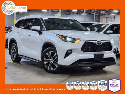 Used 2022 Toyota Highlander XLE AWD/4WD image 1