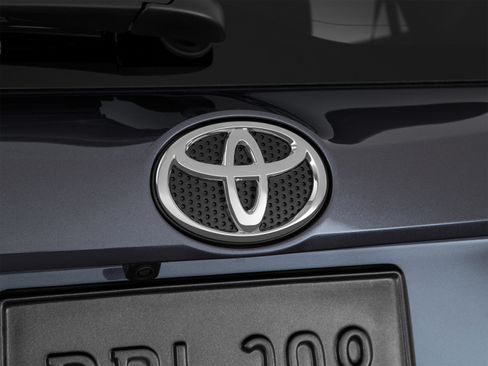 Used 2017 Toyota RAV4 LE FWD image 57