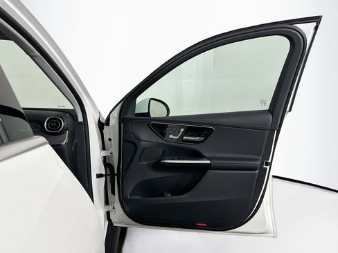 Used 2024 Mercedes-Benz GLC 300 image 32