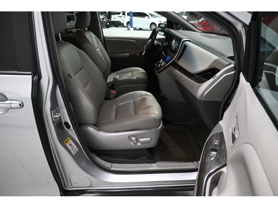 Used 2015 Toyota Sienna XLE w/ XLE Navigation Package FWD image 15