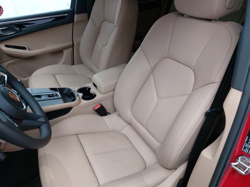 Certified 2025 Porsche Macan image 17