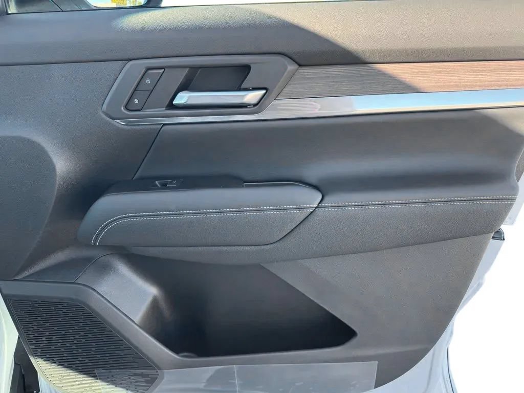 New 2027 GMC Terrain Denali w/ LPO, Floor Liner Package AWD/4WD image 16