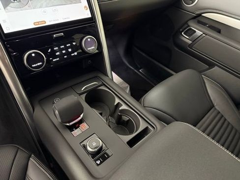 Certified 2025 Land Rover Discovery Dynamic SE image 21
