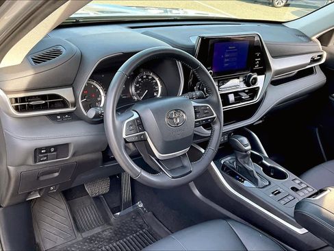 Certified 2024 Toyota Highlander XLE image 18