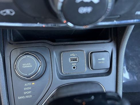 Used 2021 Jeep Cherokee Latitude Plus image 19