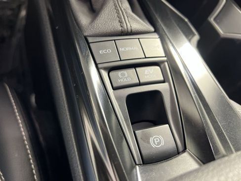 Used 2025 Toyota Camry SE w/ Convenience Package image 32