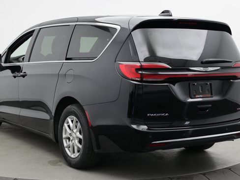 Used 2025 Chrysler Pacifica Select FWD image 6