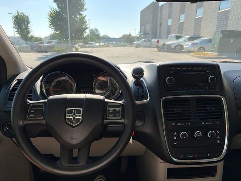 Used 2016 Dodge Grand Caravan American Value Package FWD image 13