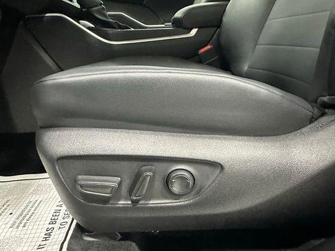 Used 2025 Toyota Highlander XLE AWD/4WD image 12