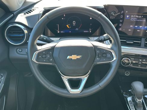 Used 2025 Chevrolet Trax LT w/ LT Convenience Package image 23