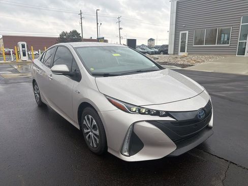 Used 2022 Toyota Prius Prime XLE image 3