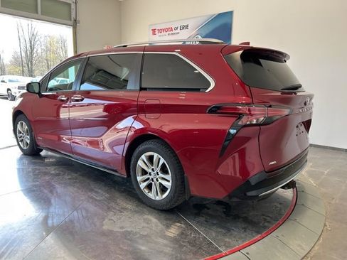 Used 2021 Toyota Sienna Limited image 5