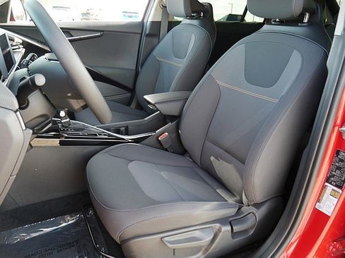 Used 2024 Kia Niro LX image 13