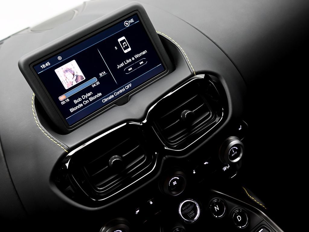 Used 2022 Aston Martin V8 Vantage Coupe RWD image 22